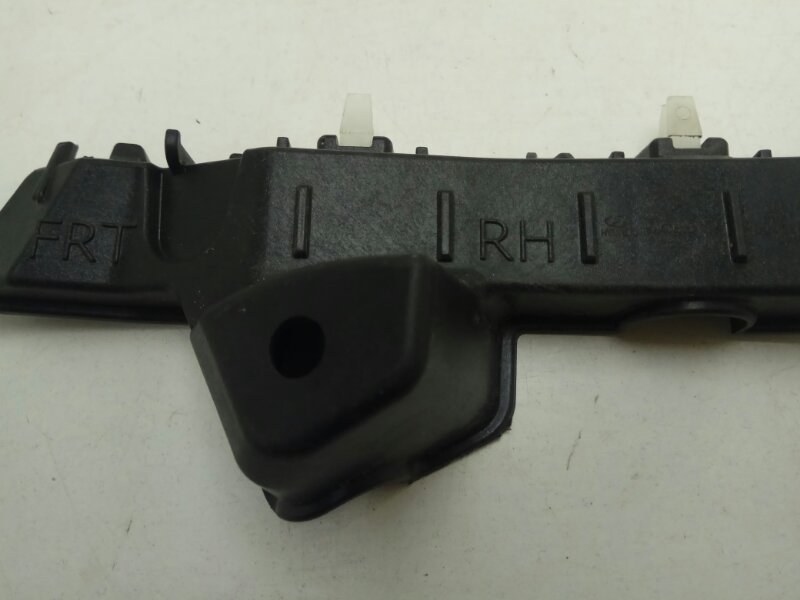 Кронштейн переднего бампера правый