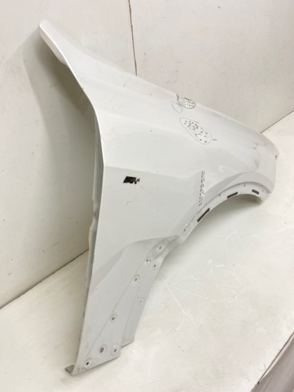 Крыло переднее правое