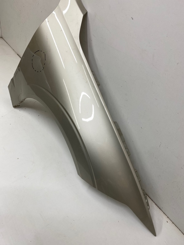 Крыло переднее правое