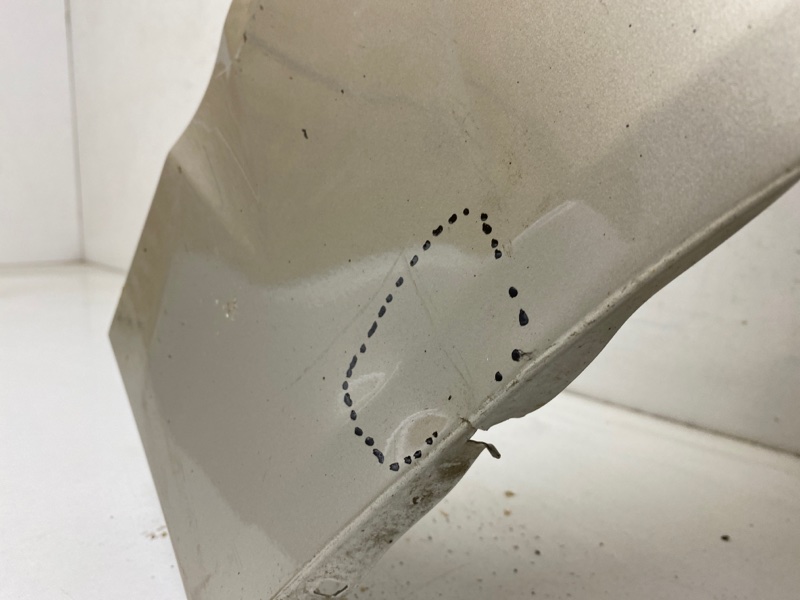 Крыло переднее правое