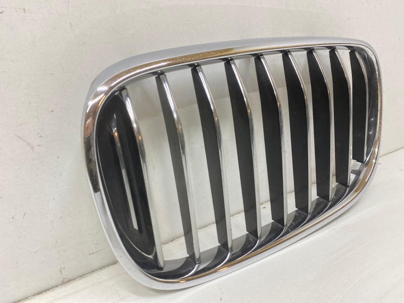 Решетка радиатора левая