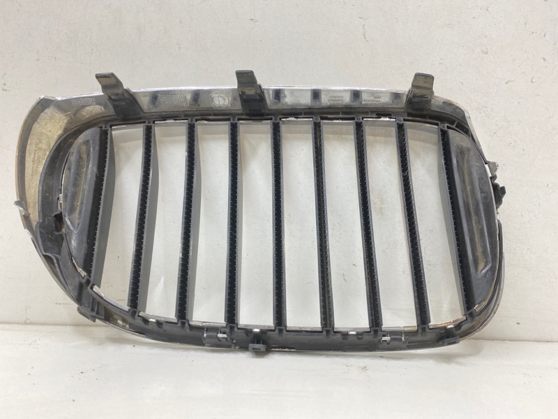 Решетка радиатора левая