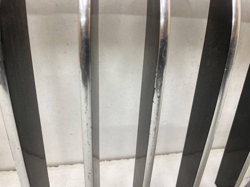 Решетка радиатора левая