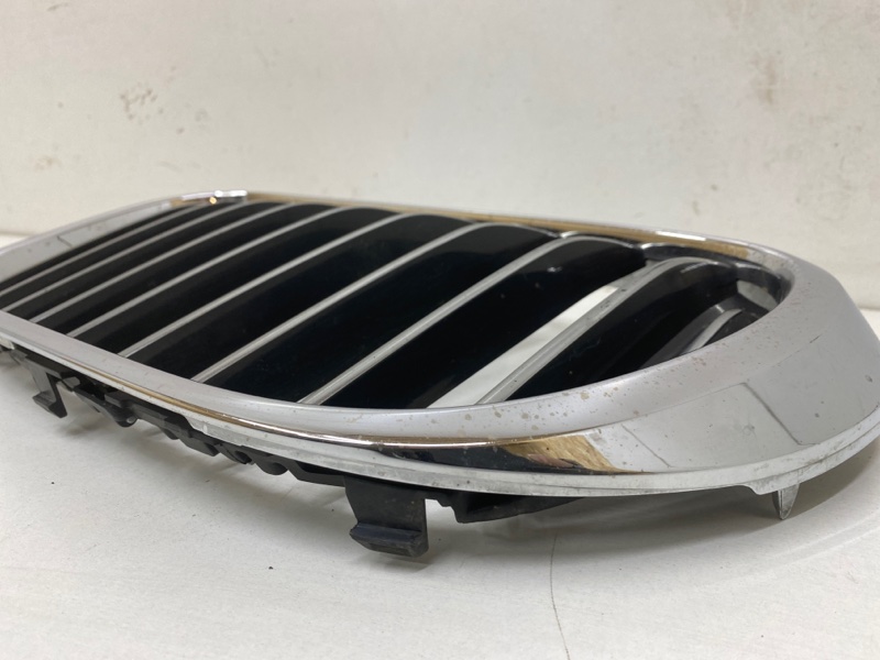 Решетка радиатора левая