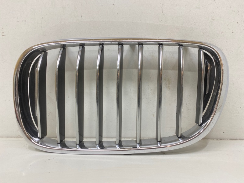 Решетка радиатора левая