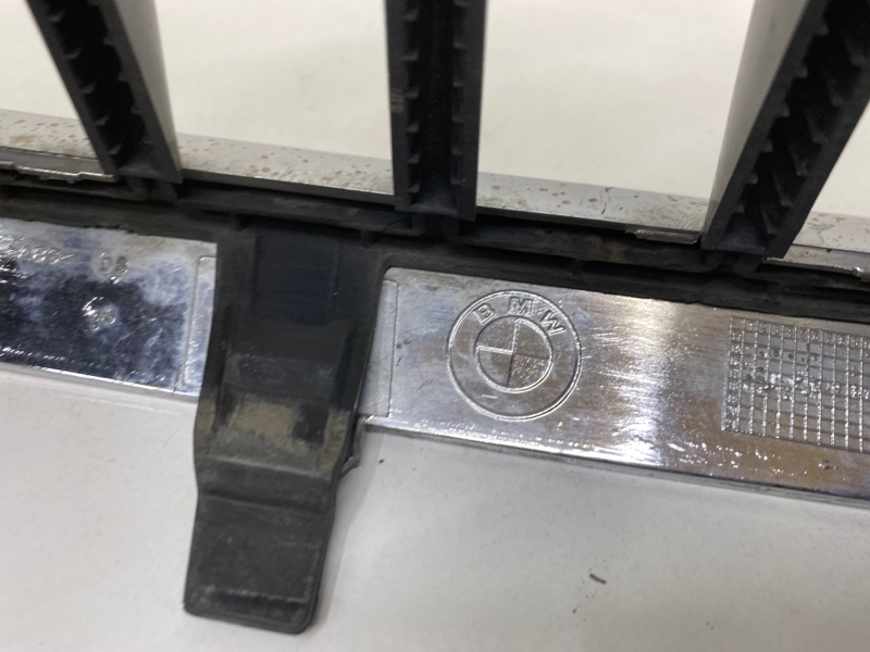 Решетка радиатора левая