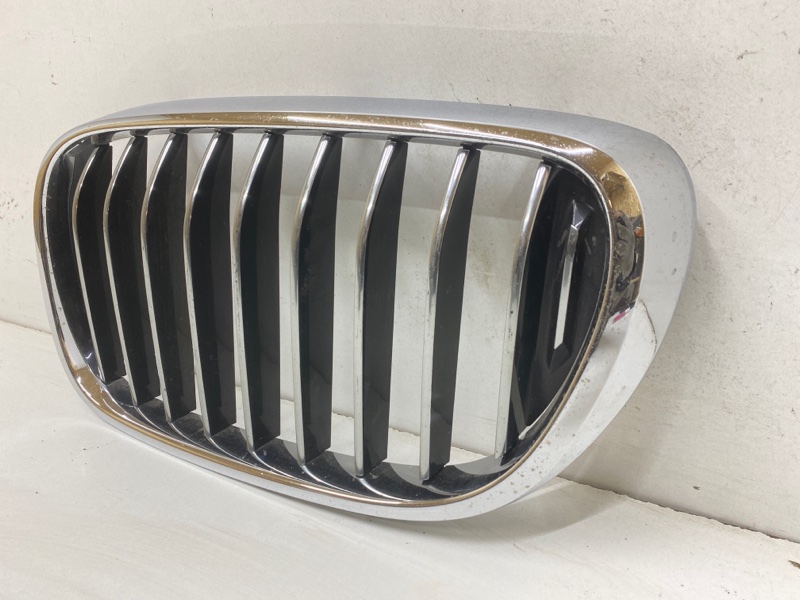 Решетка радиатора левая