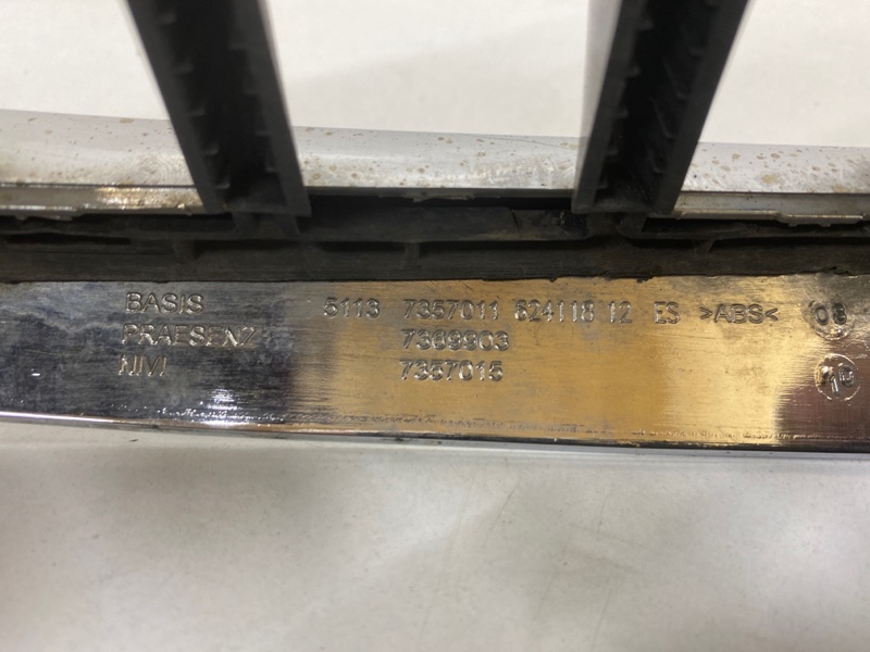 Решетка радиатора левая