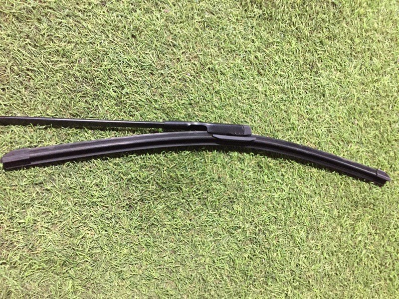 Поводок стеклоочистителя передний правый