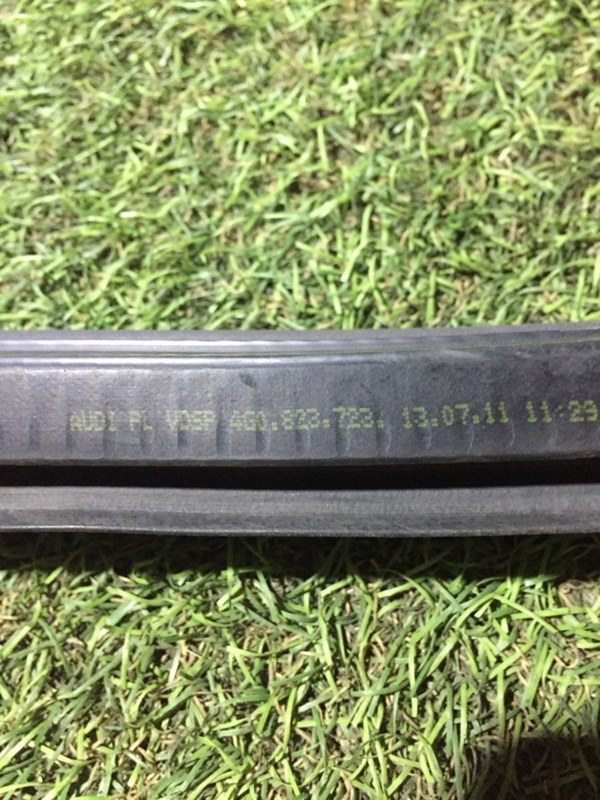 Уплотнитель капота