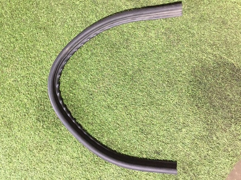 Уплотнитель капота