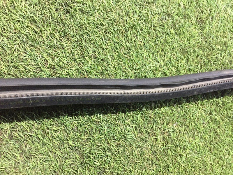 Уплотнитель капота