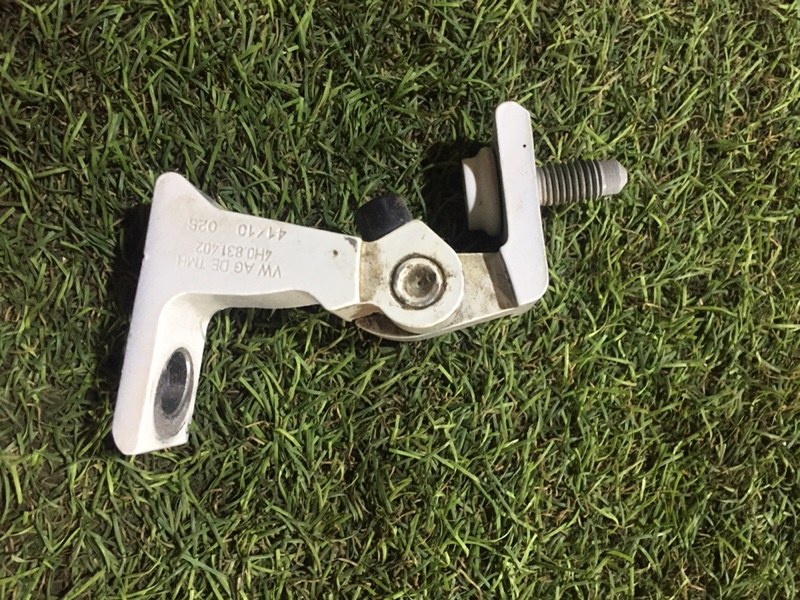 Петля двери передней правой верхняя