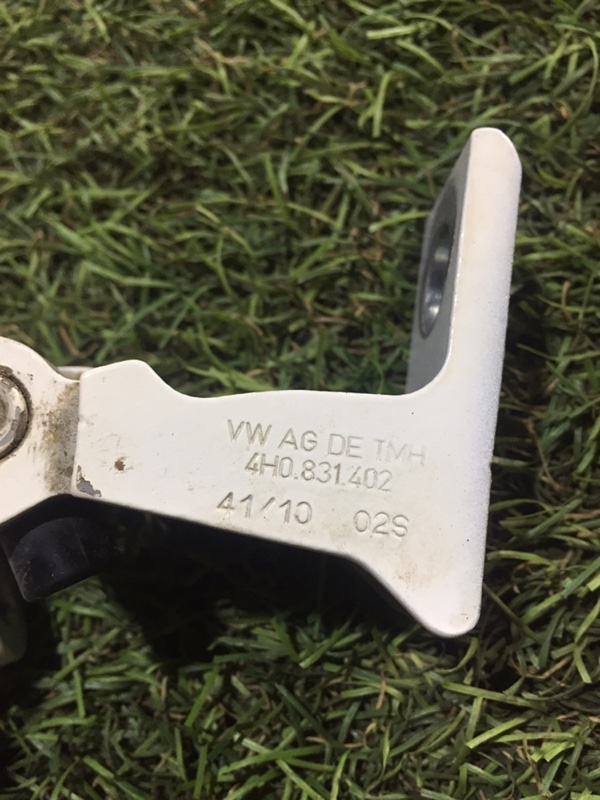 Петля двери передней правой верхняя