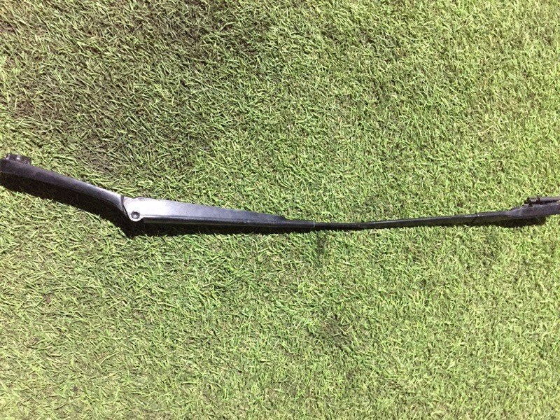 Поводок стеклоочистителя передний левый