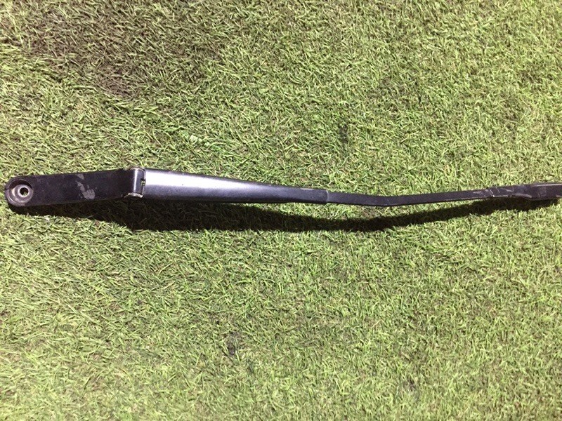 Поводок стеклоочистителя передний левый