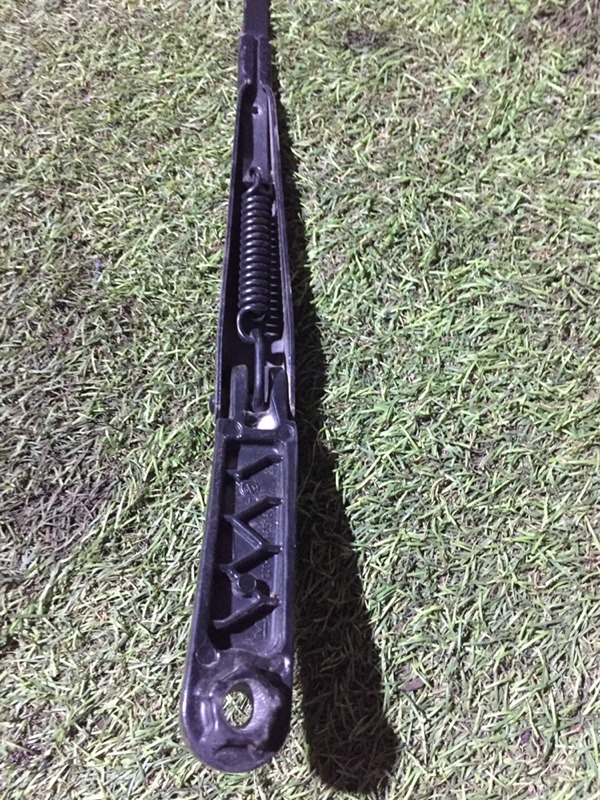 Поводок стеклоочистителя передний левый