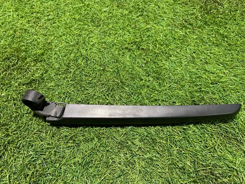 Поводок стеклоочистителя заднего