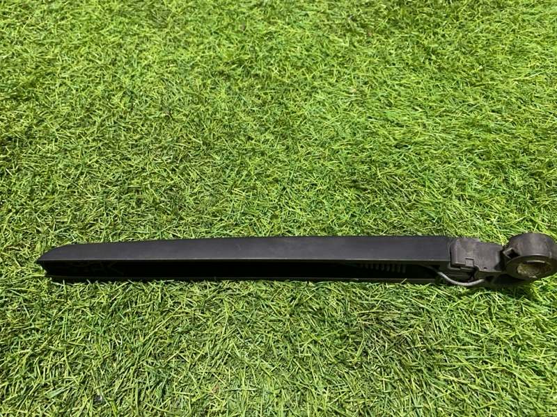 Поводок стеклоочистителя заднего