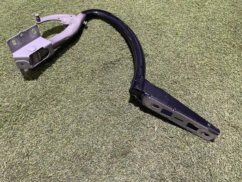 Петля крышки багажника