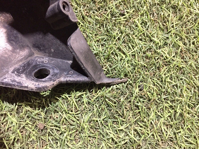 Направляющая переднего бампера левая