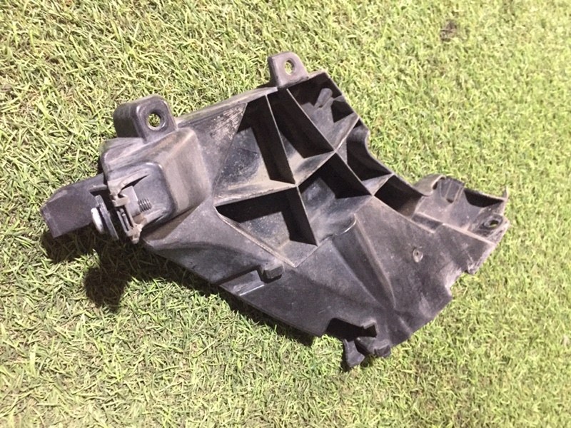 Направляющая переднего бампера левая