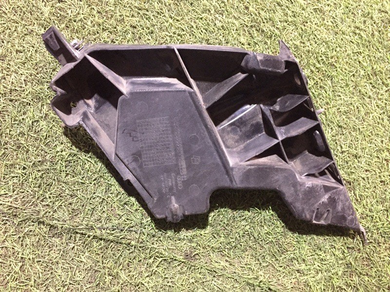 Направляющая переднего бампера левая