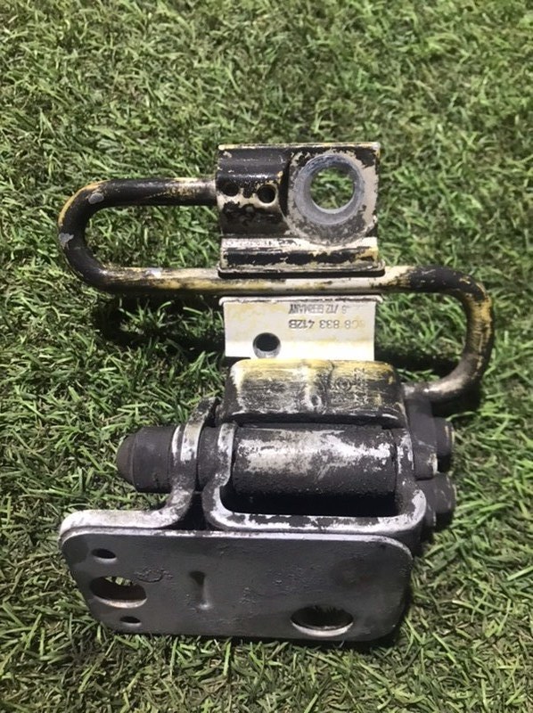 Петля двери