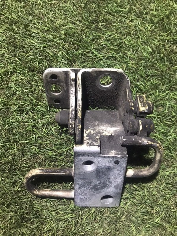 Петля двери