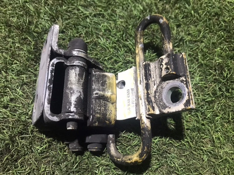 Петля двери