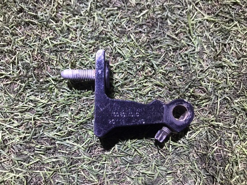 Петля двери задней левой верхняя