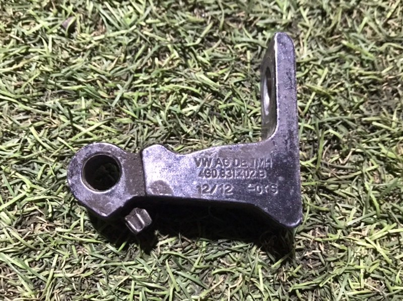 Петля двери передней правой верхняя