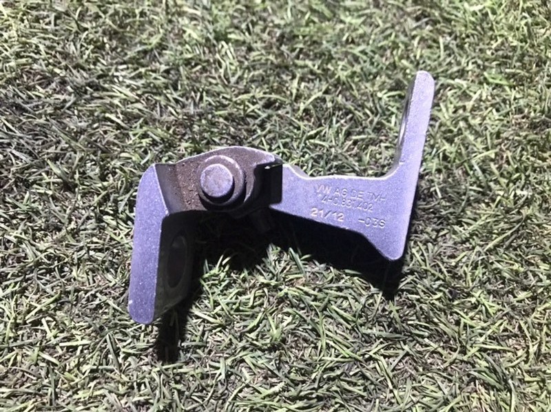 Петля двери передней правой верхняя