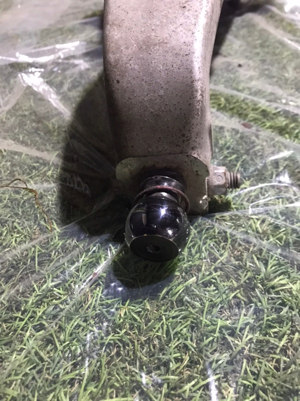 Кулак поворотный передний правый