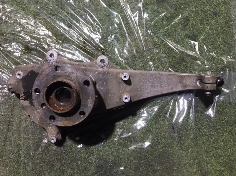 Кулак поворотный передний правый