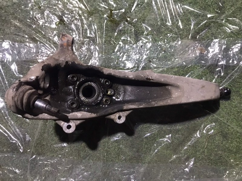 Кулак поворотный передний правый