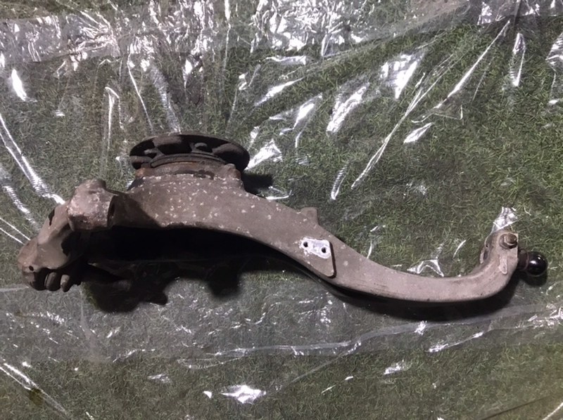 Кулак поворотный передний правый