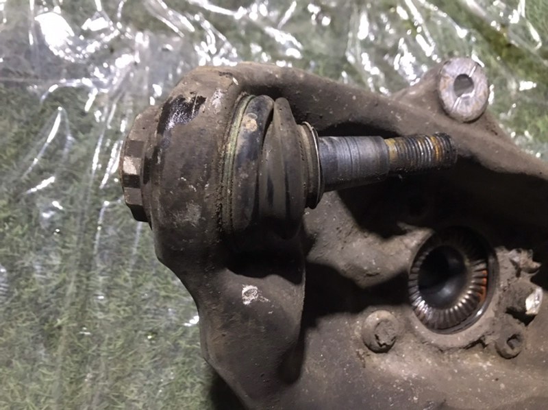 Кулак поворотный передний левый