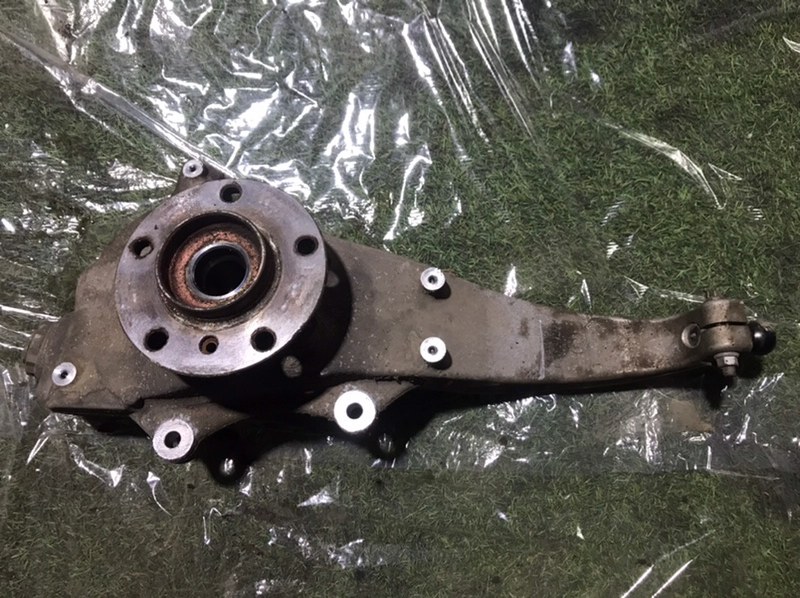 Кулак поворотный передний левый