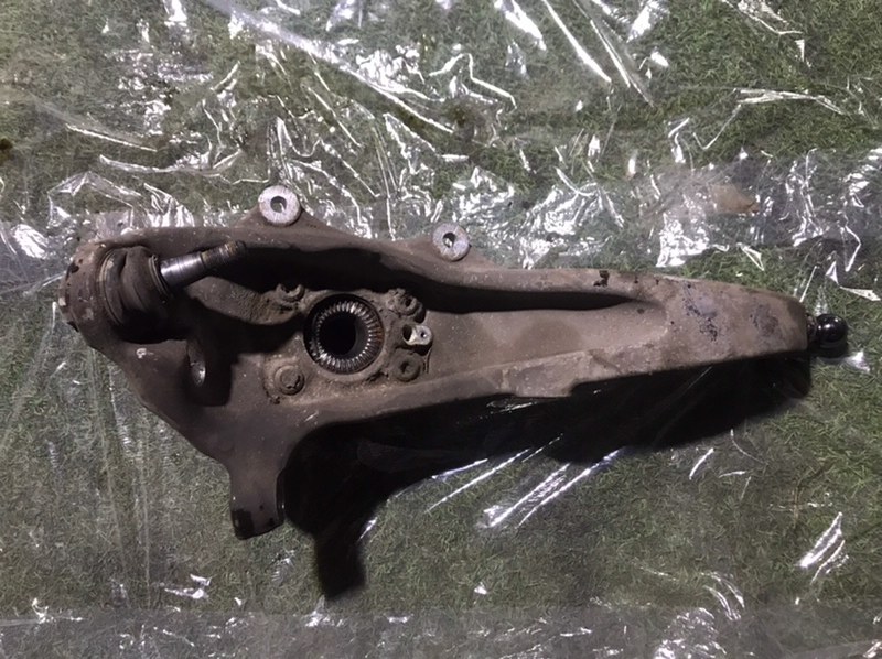 Кулак поворотный передний левый