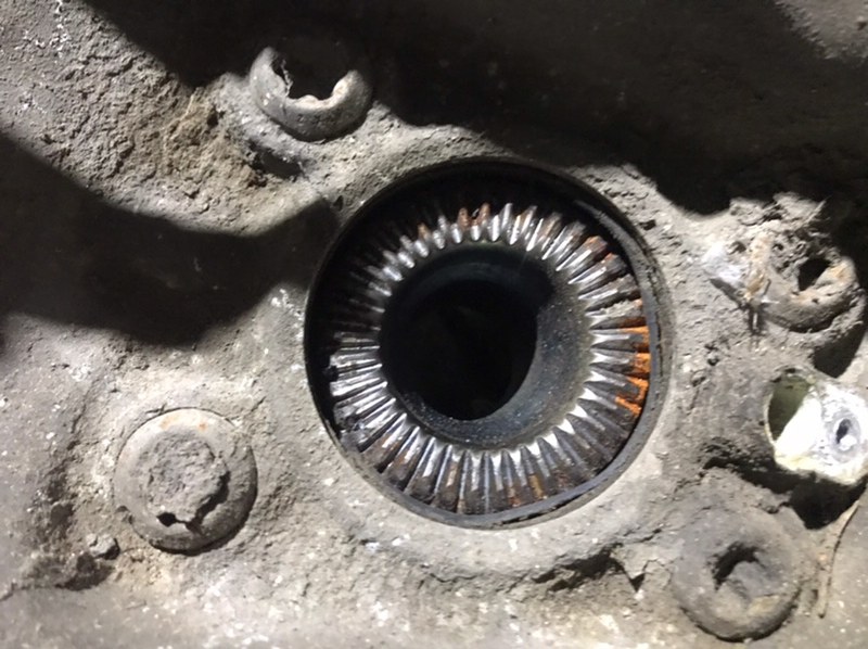 Кулак поворотный передний левый