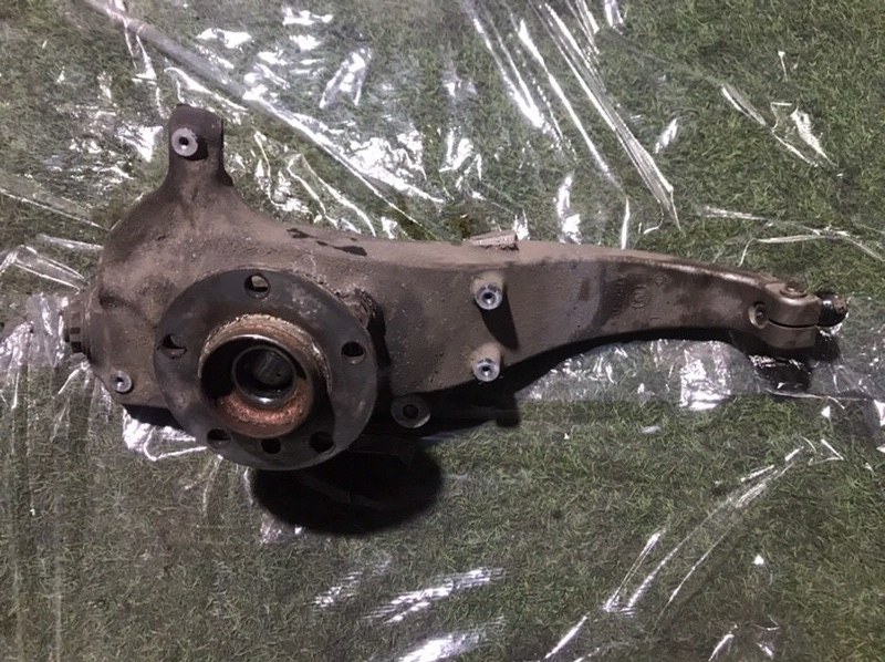 Кулак поворотный передний левый