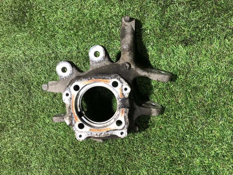 Кулак поворотный задний левый