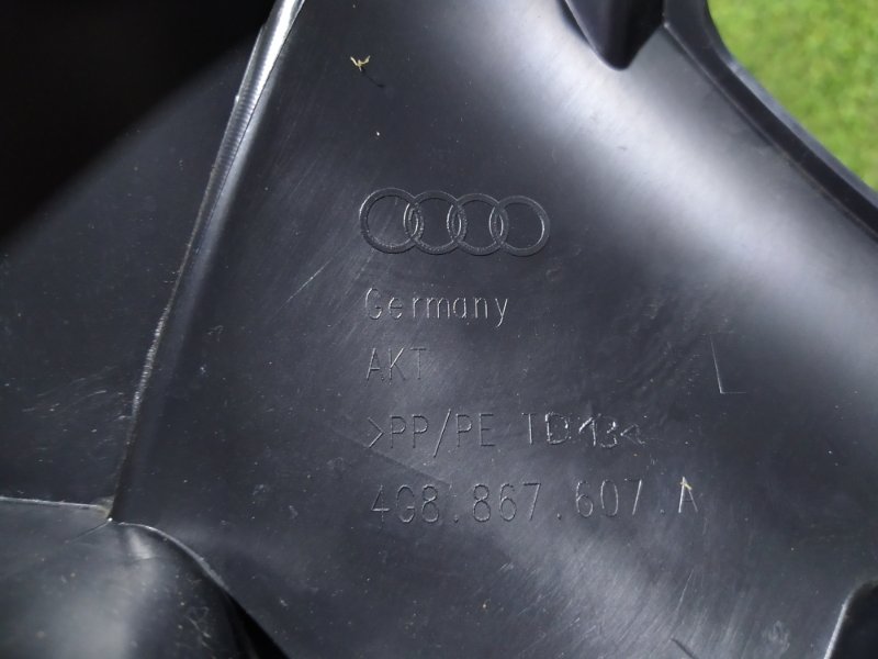 Обшивка крышки багажника