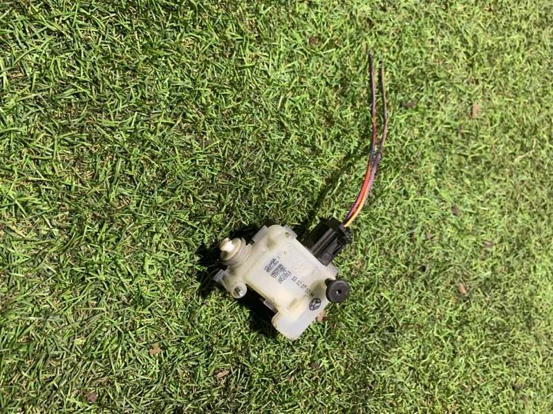 Активатор замка крышки бензобака