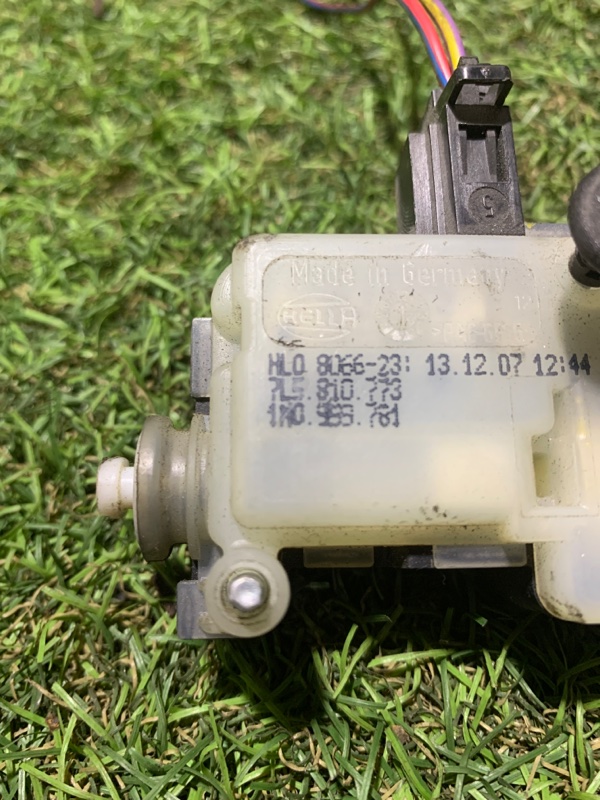 Активатор замка крышки бензобака