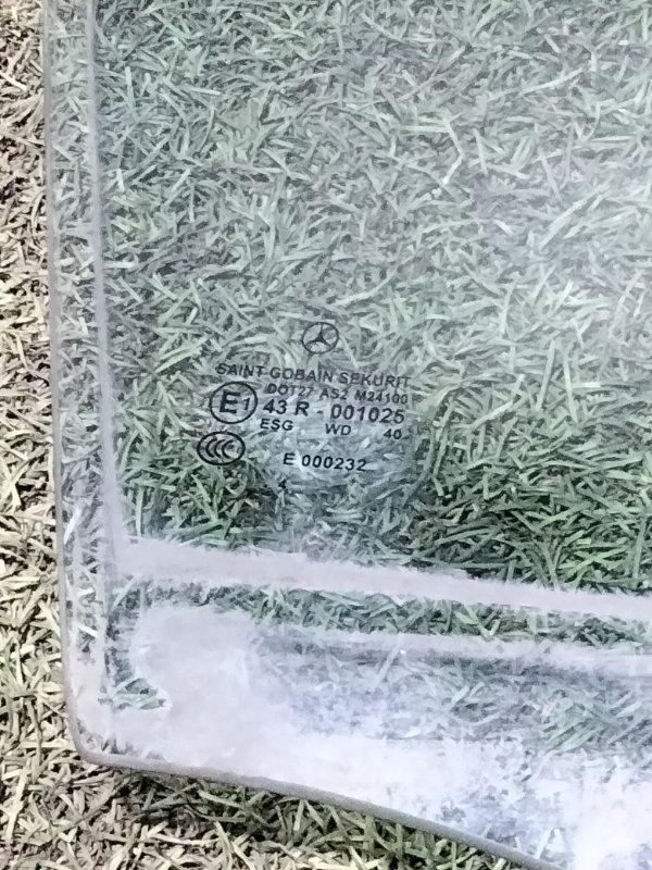 Стекло двери передней правой