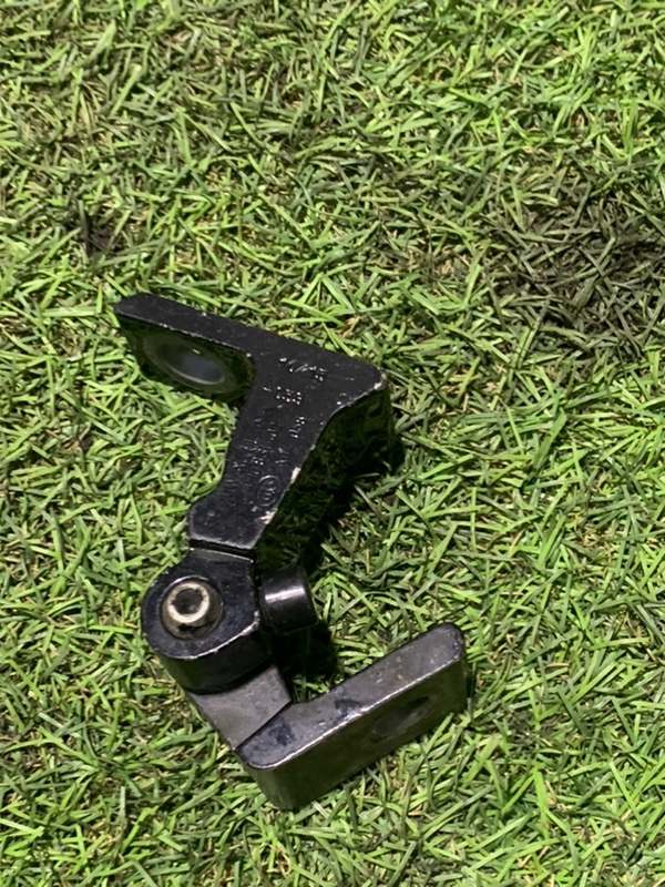 Петля двери передней правой нижняя