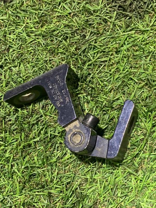 Петля двери передней правой нижняя