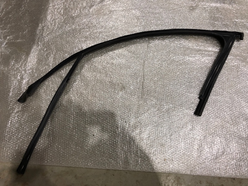 Уплотнитель передней правой двери